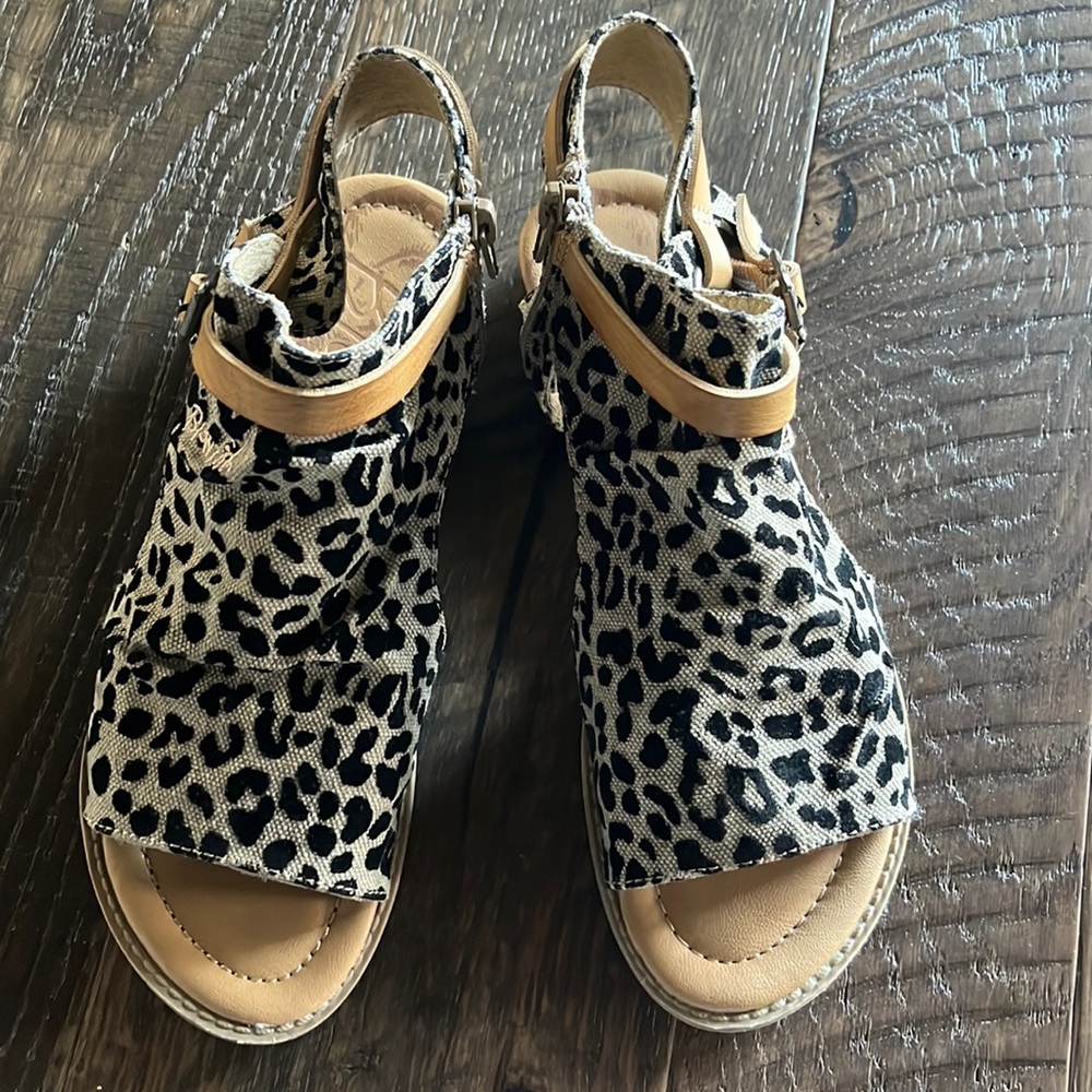 New, never worn women’s Blowfish bootie sandal